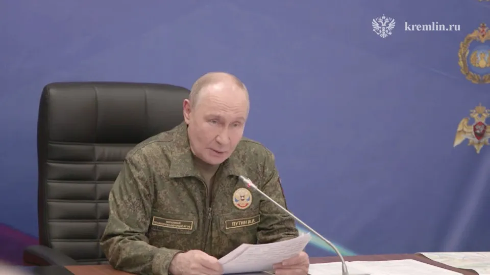 Putin surge em uniforme militar para reivindicar tomada de Kostyantynivka